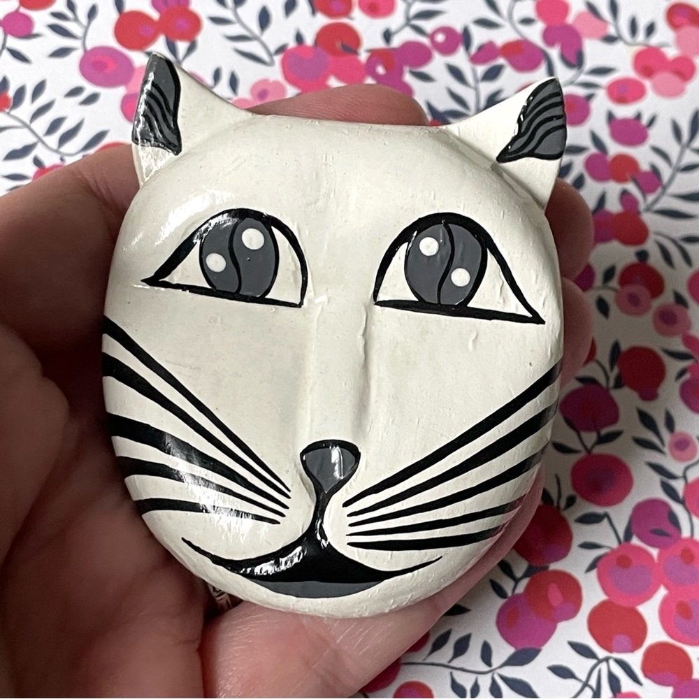 Vintage lacquered black & white cat face brooch cat lady
